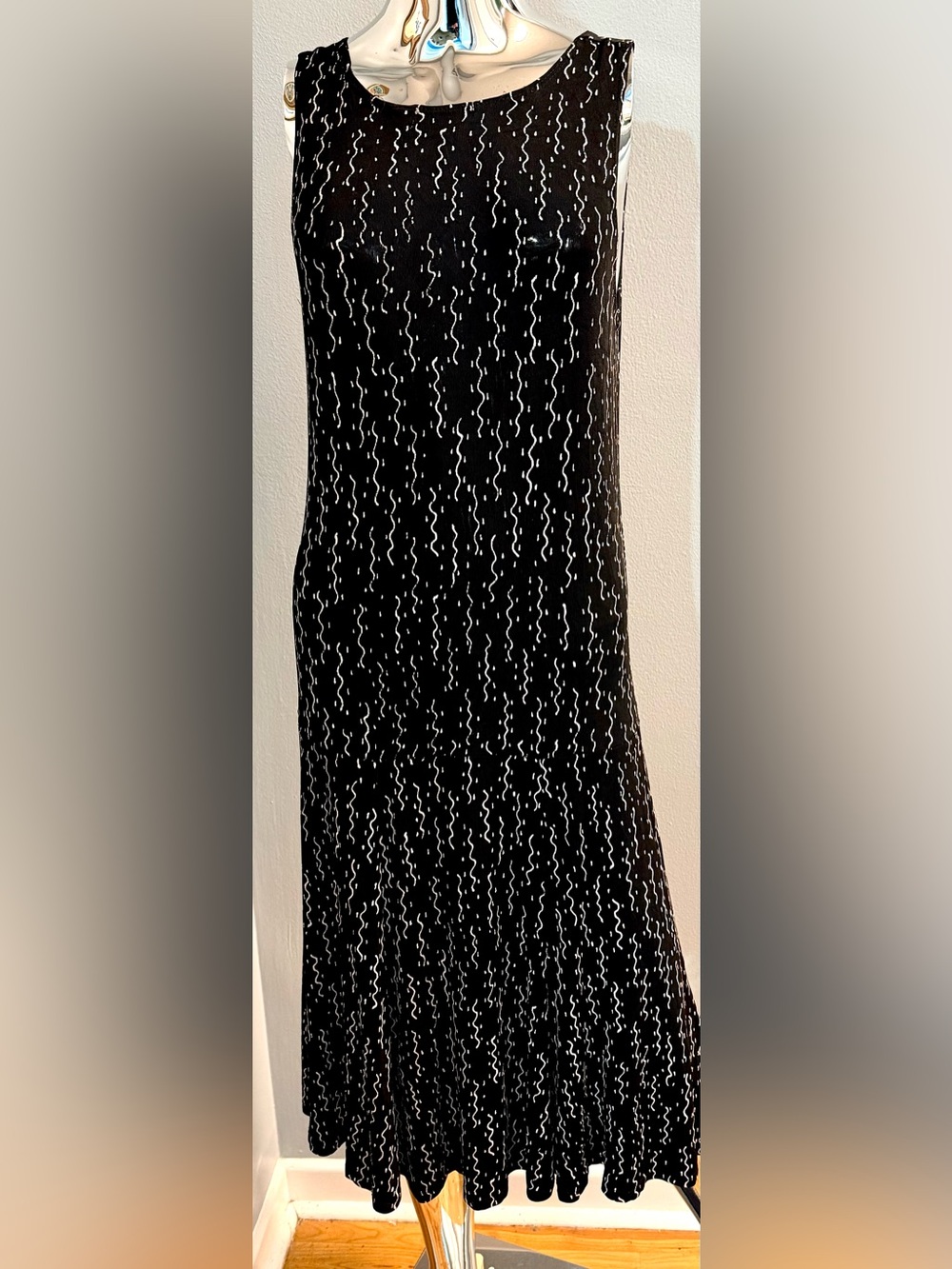 Choices Black and White Maxi Skirt with Abstract Wavy Print